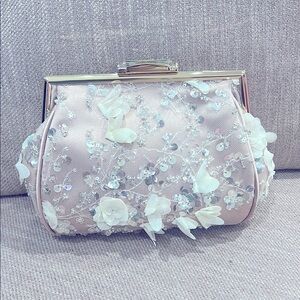 🩷NWT Adorable Floral Embellished Soft Pink Clutch Gold Chain & Crystal Snap